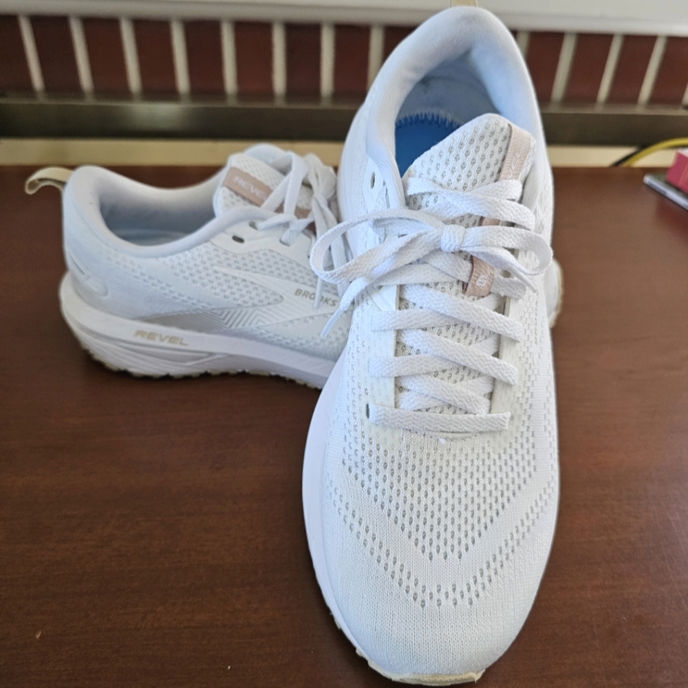 Brooks Women's Revel 6 White/Khaki EUC Size 9